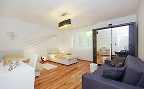 Split Symphony Veranda: Modern, New Apartment